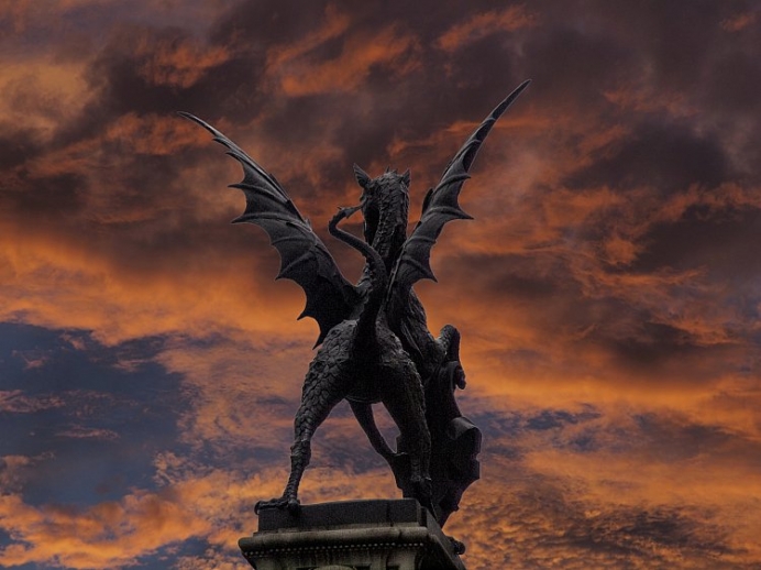 Statue_of_dragon_with_cloudy_skyline.jpg